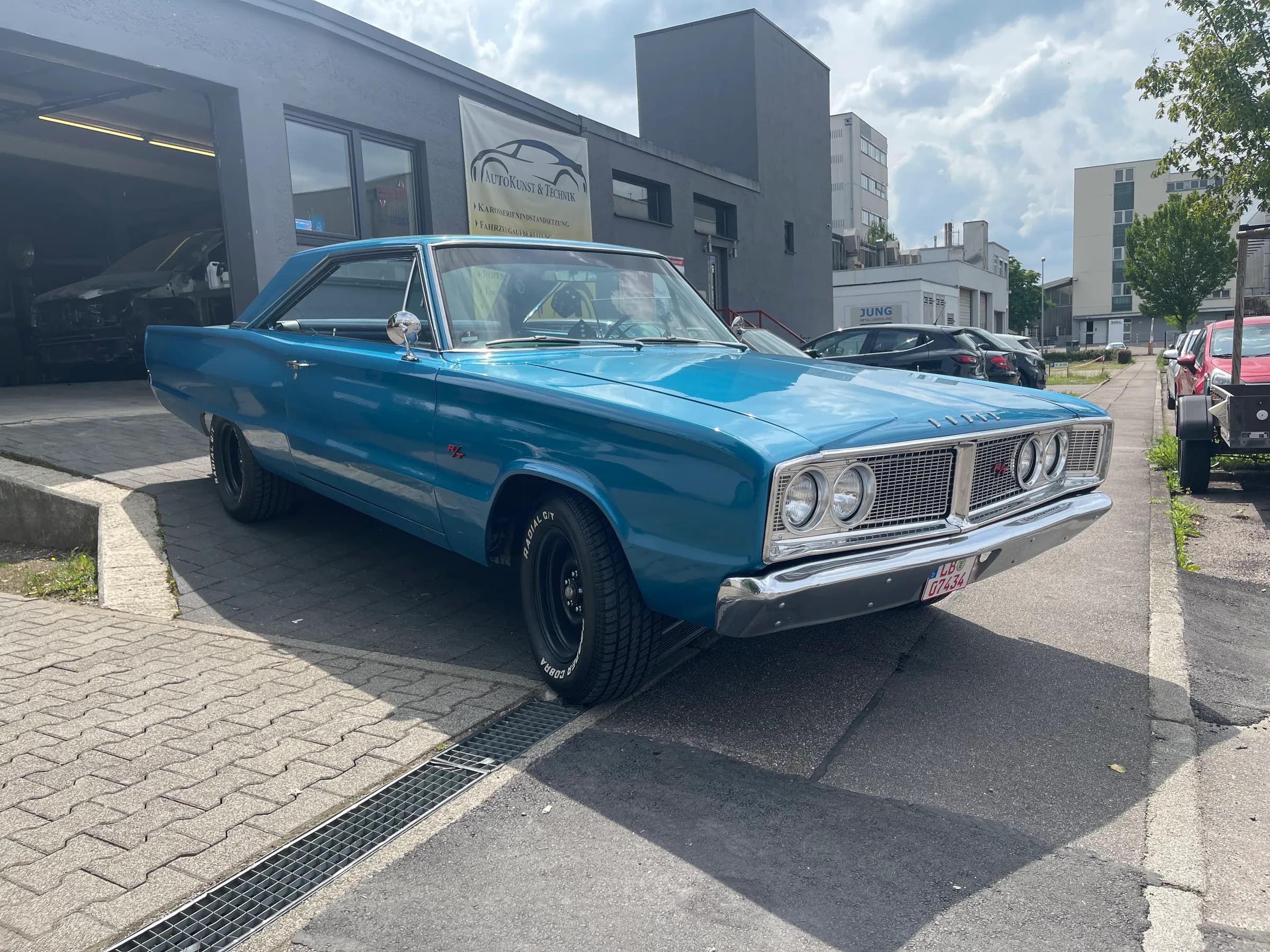 Türkisfarbener Dodge Coronet, ein amerikanischer Klassiker der 1960er-Jahre, fertig lackiert vor der Werkstatt.