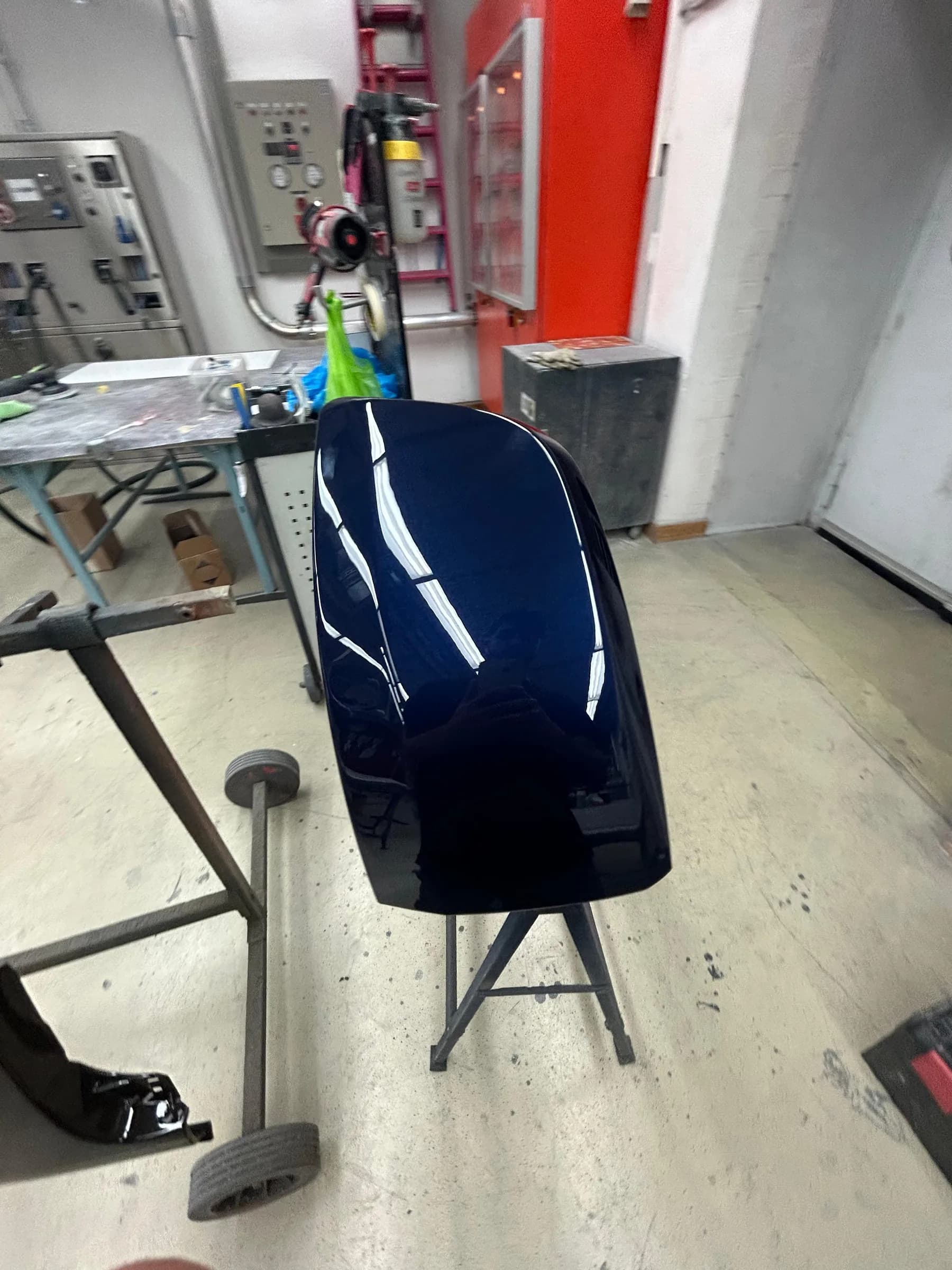 Derselbe dunkelblaue Kotflügel aus einem anderen Winkel, mit sauber durchlaufender Lichtreflexion.