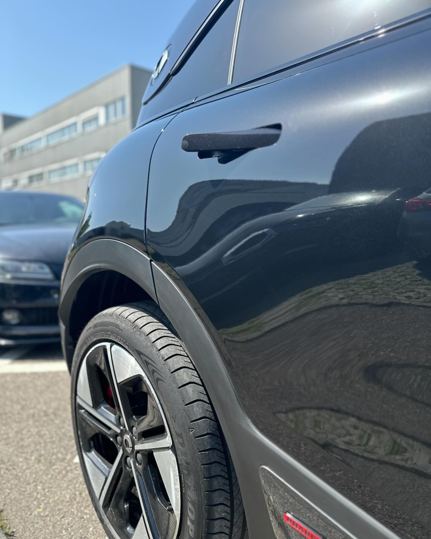 Seitenpartie eines schwarzen Smart Brabus nach der Aufbereitung