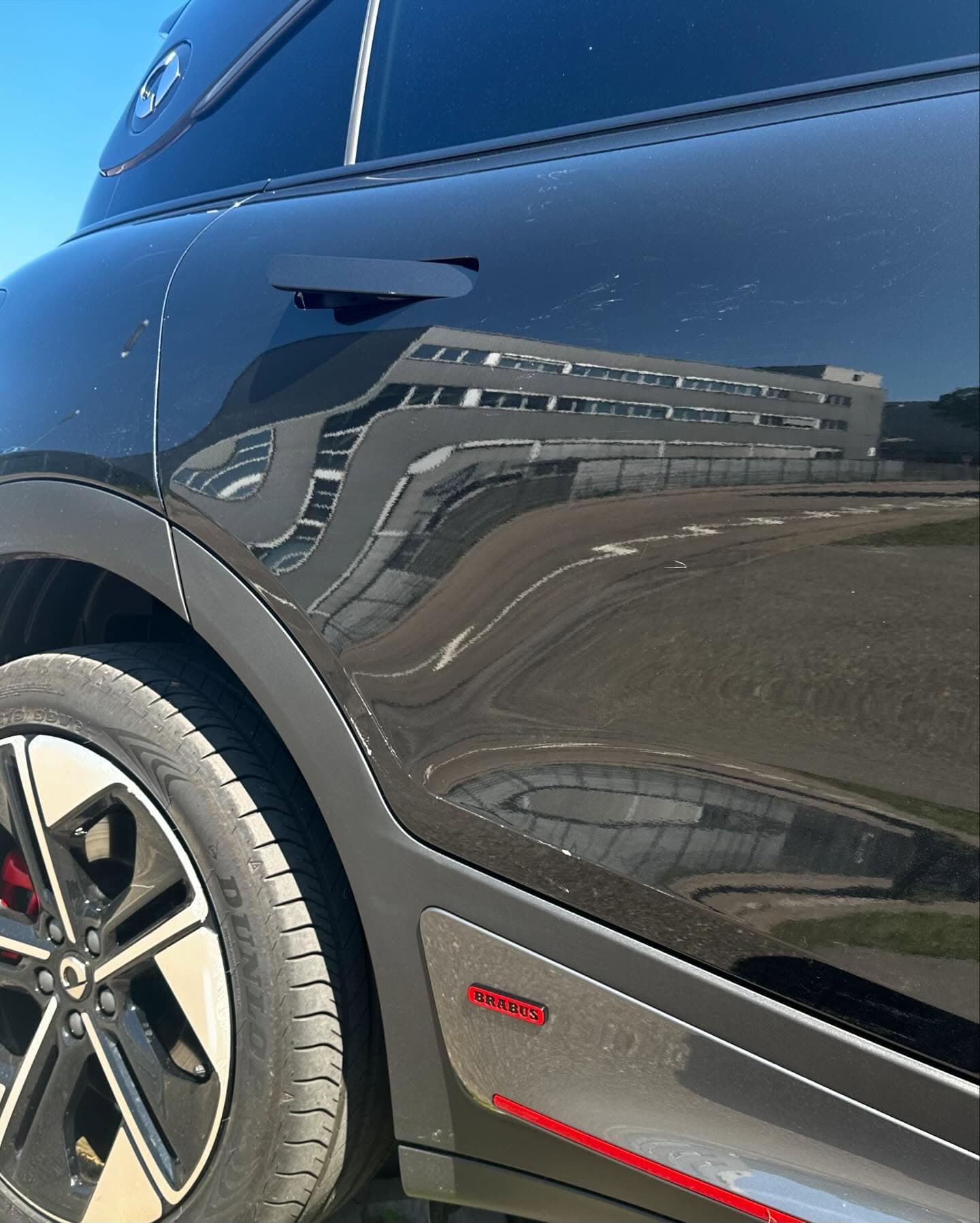 Radhaus und Felge des schwarzen Smart Brabus