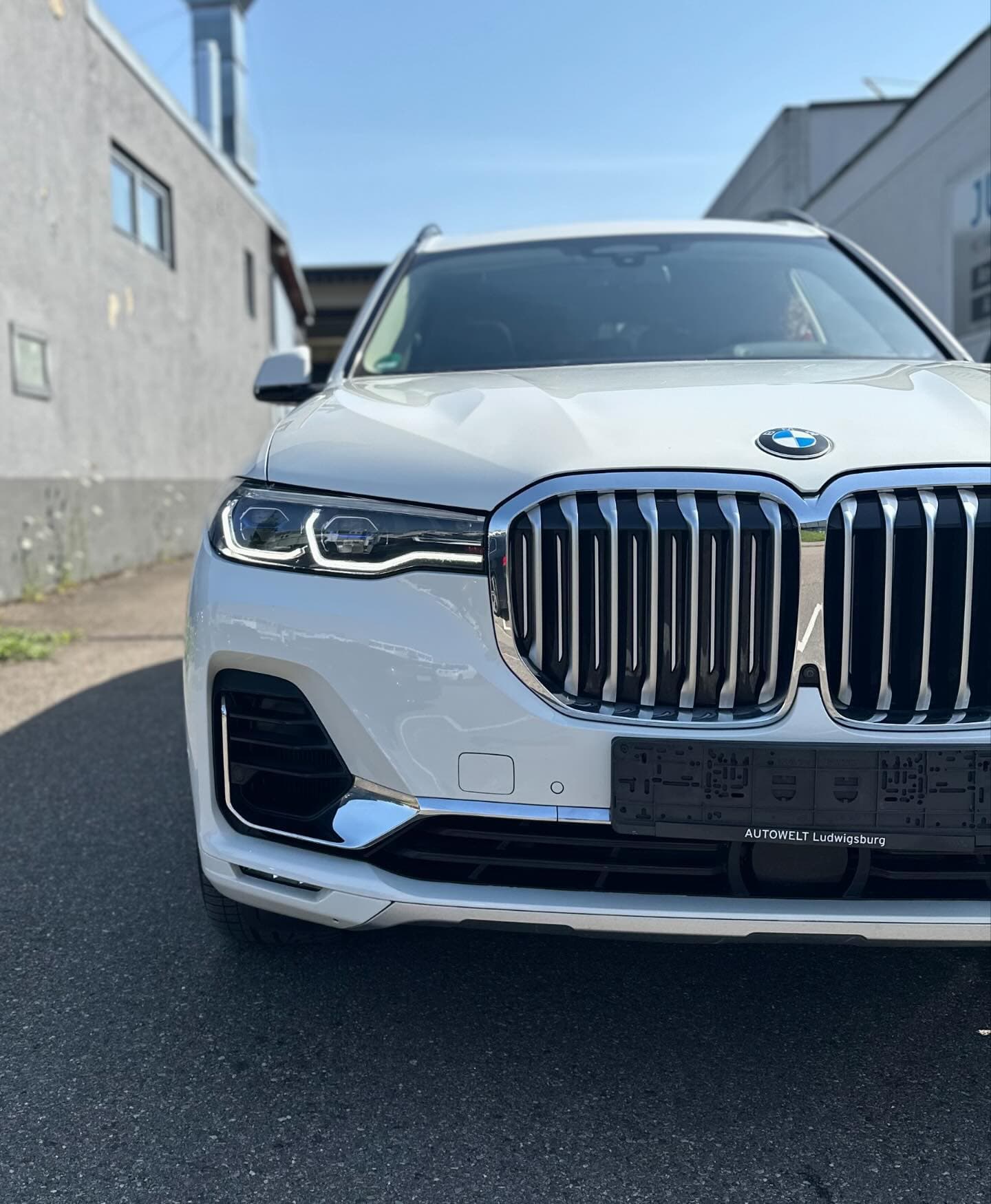Der weiße BMW X7 schräg von vorne