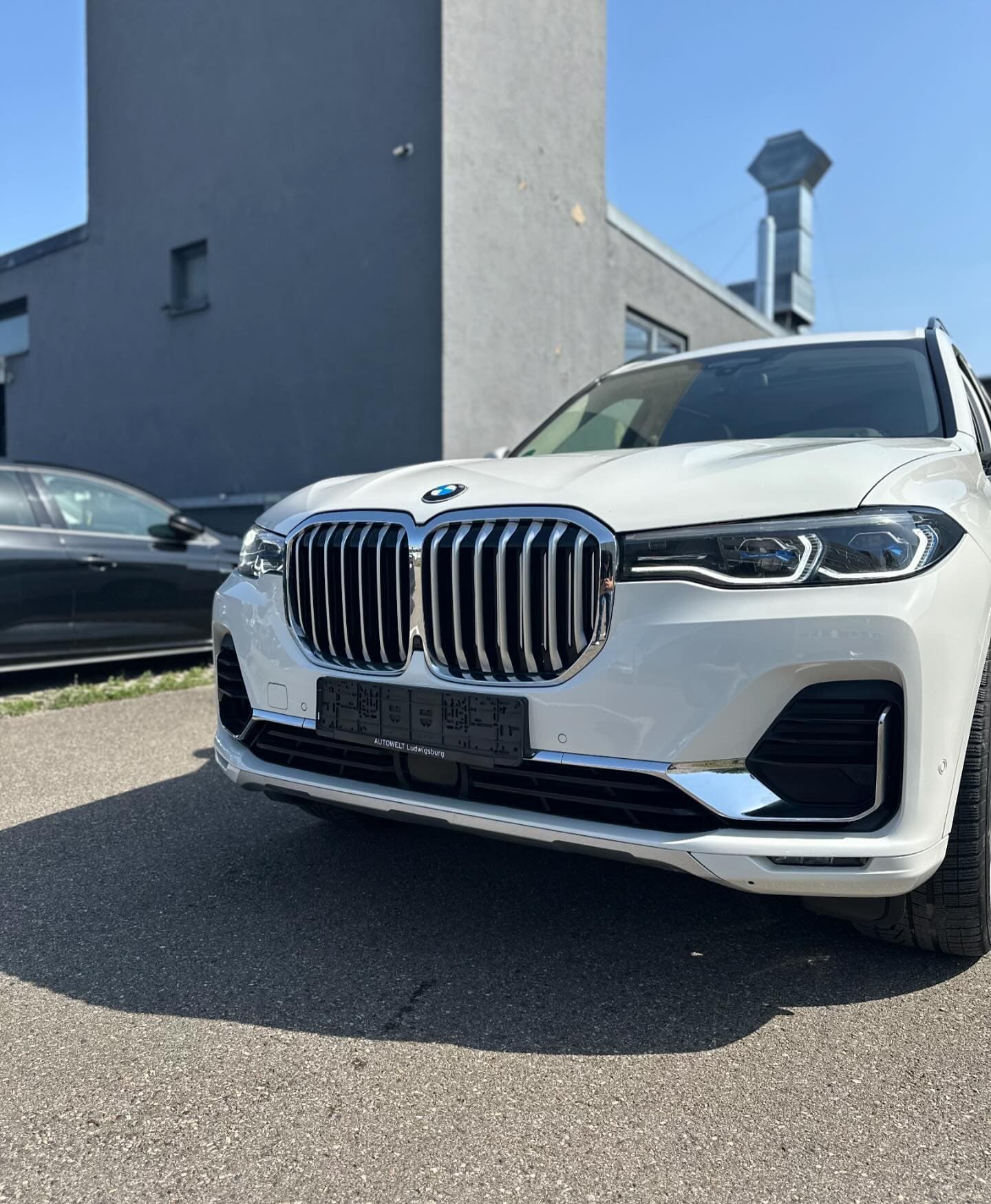 Frontpartie des weißen BMW X7 mit Niere und Scheinwerfern