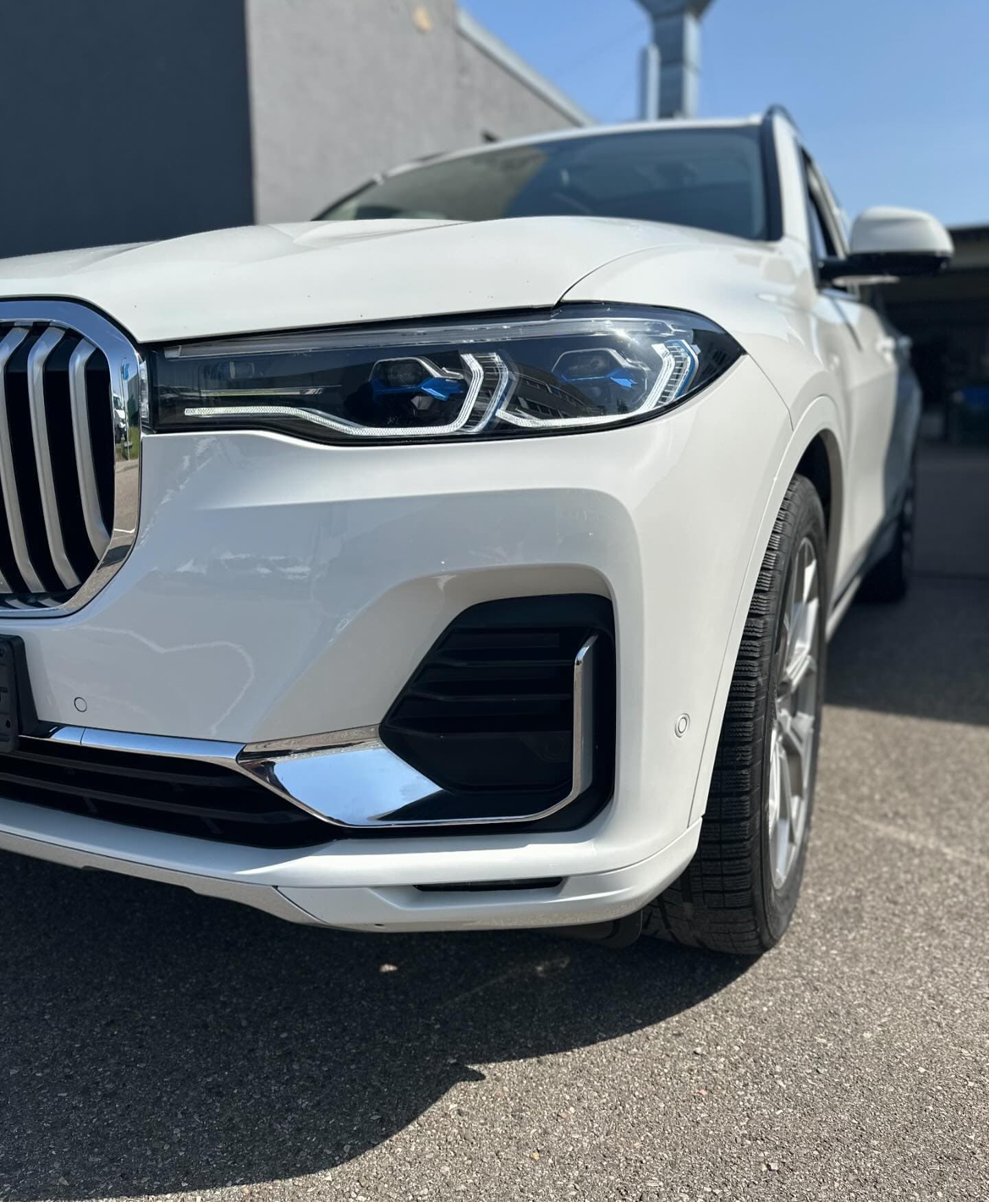 Detailaufnahme der Front des weißen BMW X7
