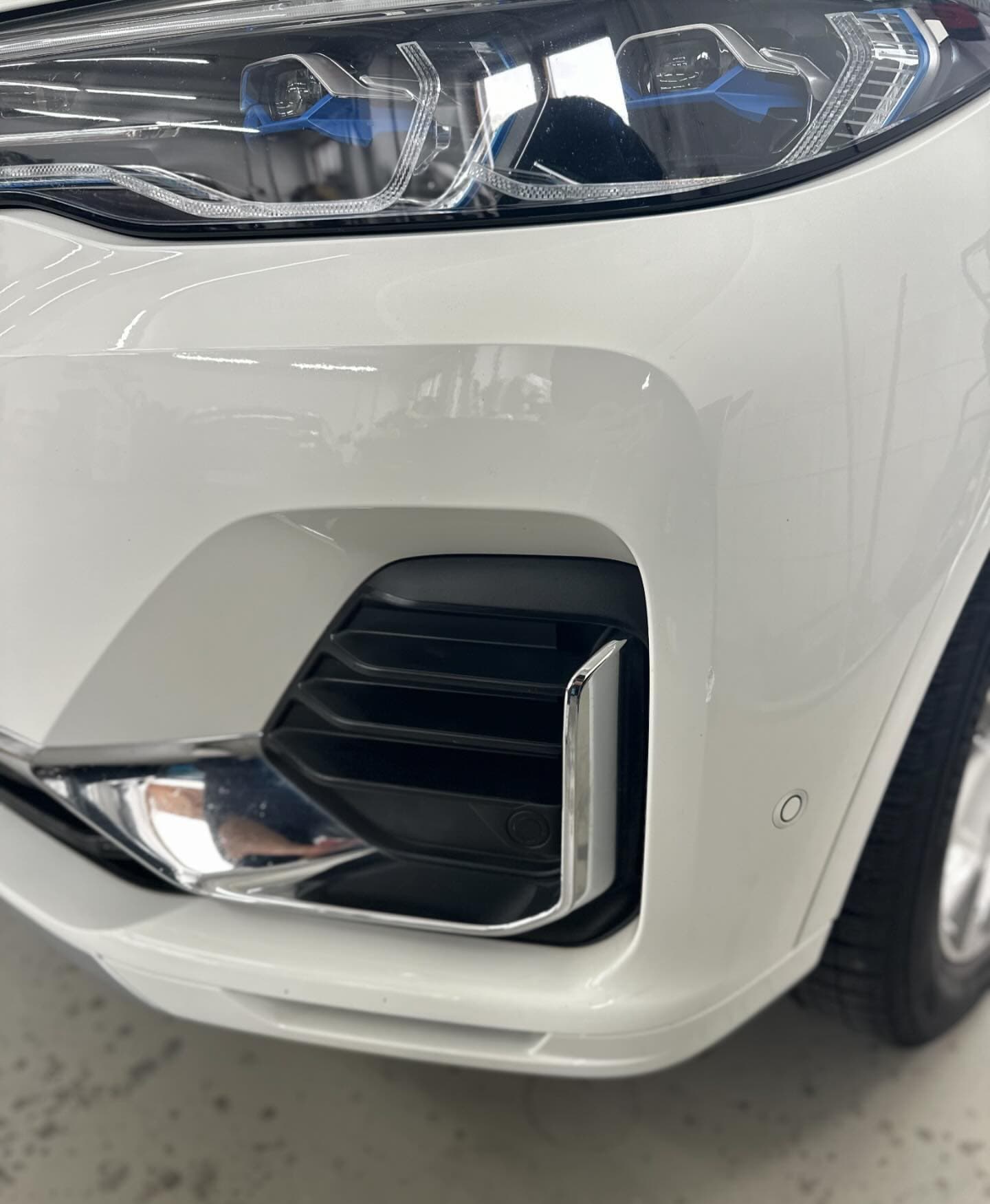 Nahaufnahme der Stoßfängerpartie des weißen BMW X7