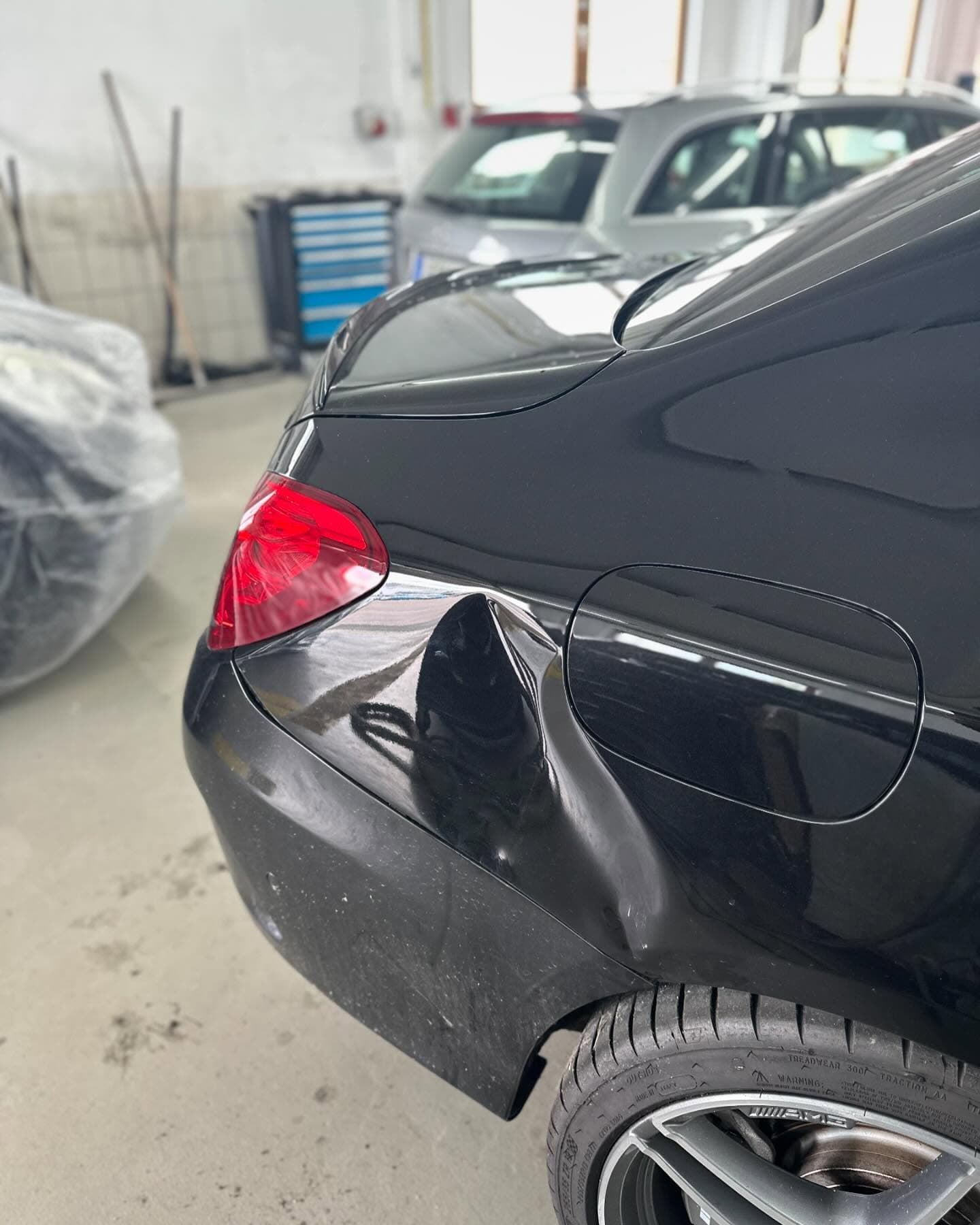 Beschädigtes Heck eines schwarzen Mercedes-AMG C 63 nach einem Unfall