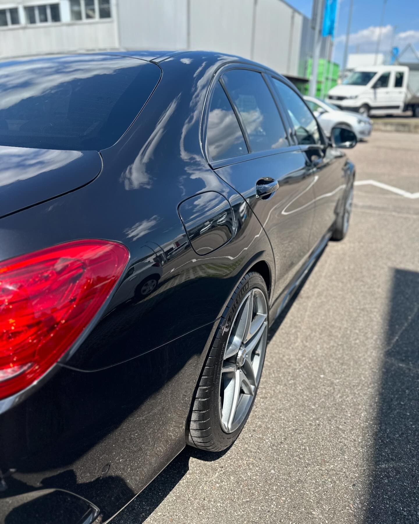 Heckansicht des fertigen schwarzen Mercedes-AMG C 63