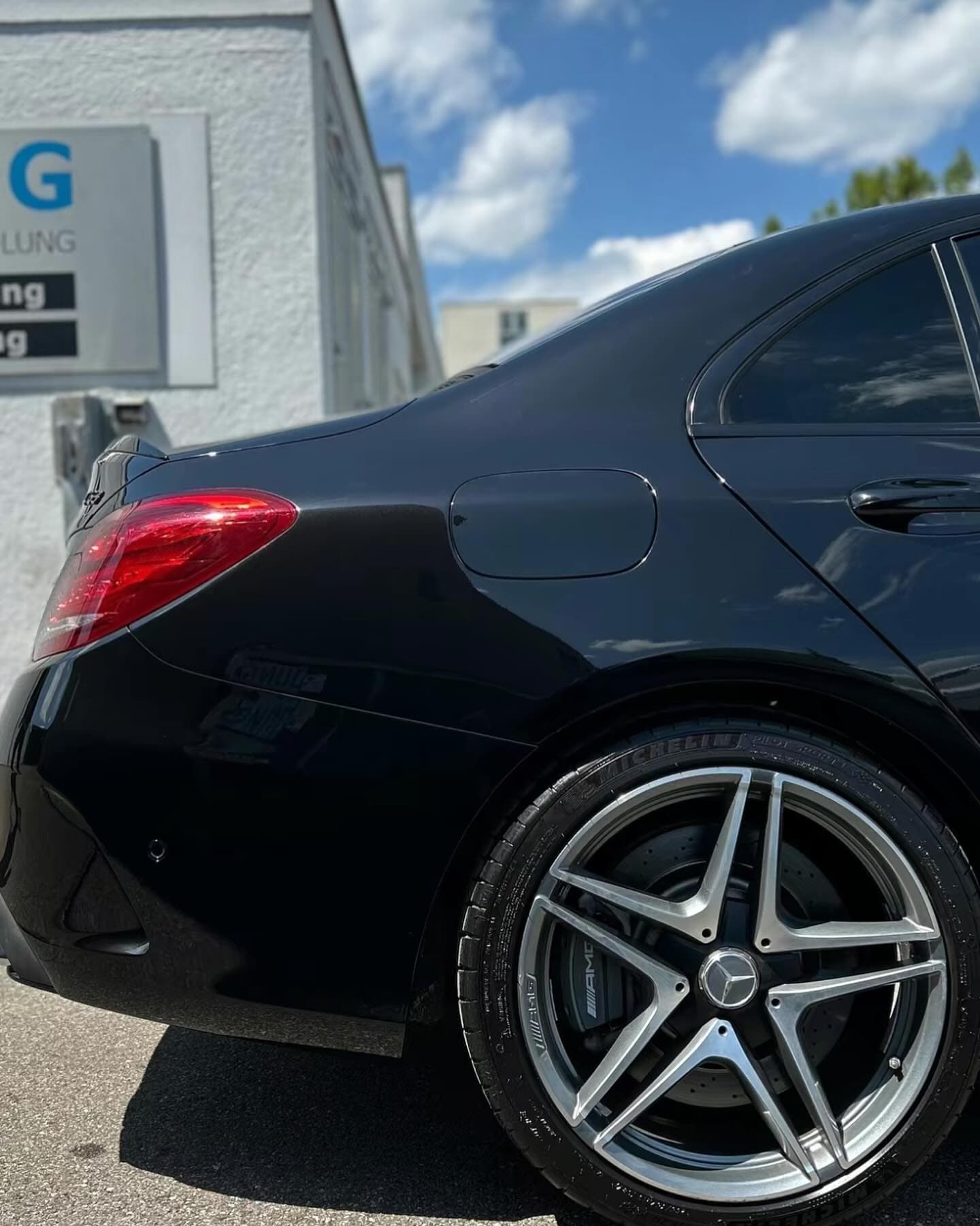Seitenansicht des fertigen schwarzen Mercedes-AMG C 63