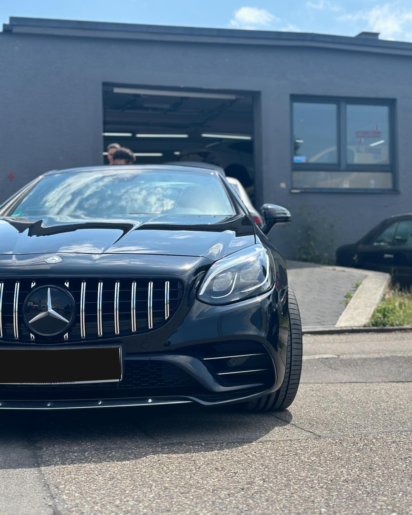 Frontpartie des schwarzen Mercedes-AMG SLC