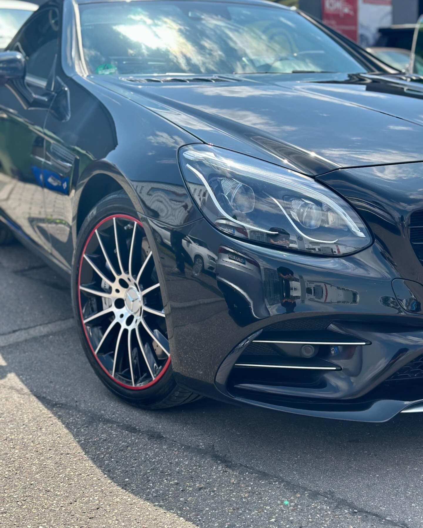 Seitenansicht des Mercedes-AMG SLC mit rot abgesetzten Felgen