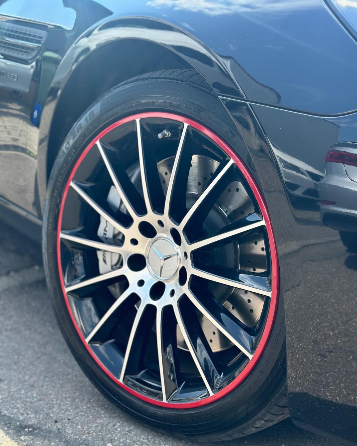 Detail der rot abgesetzten Leichtmetallfelge am Mercedes-AMG SLC
