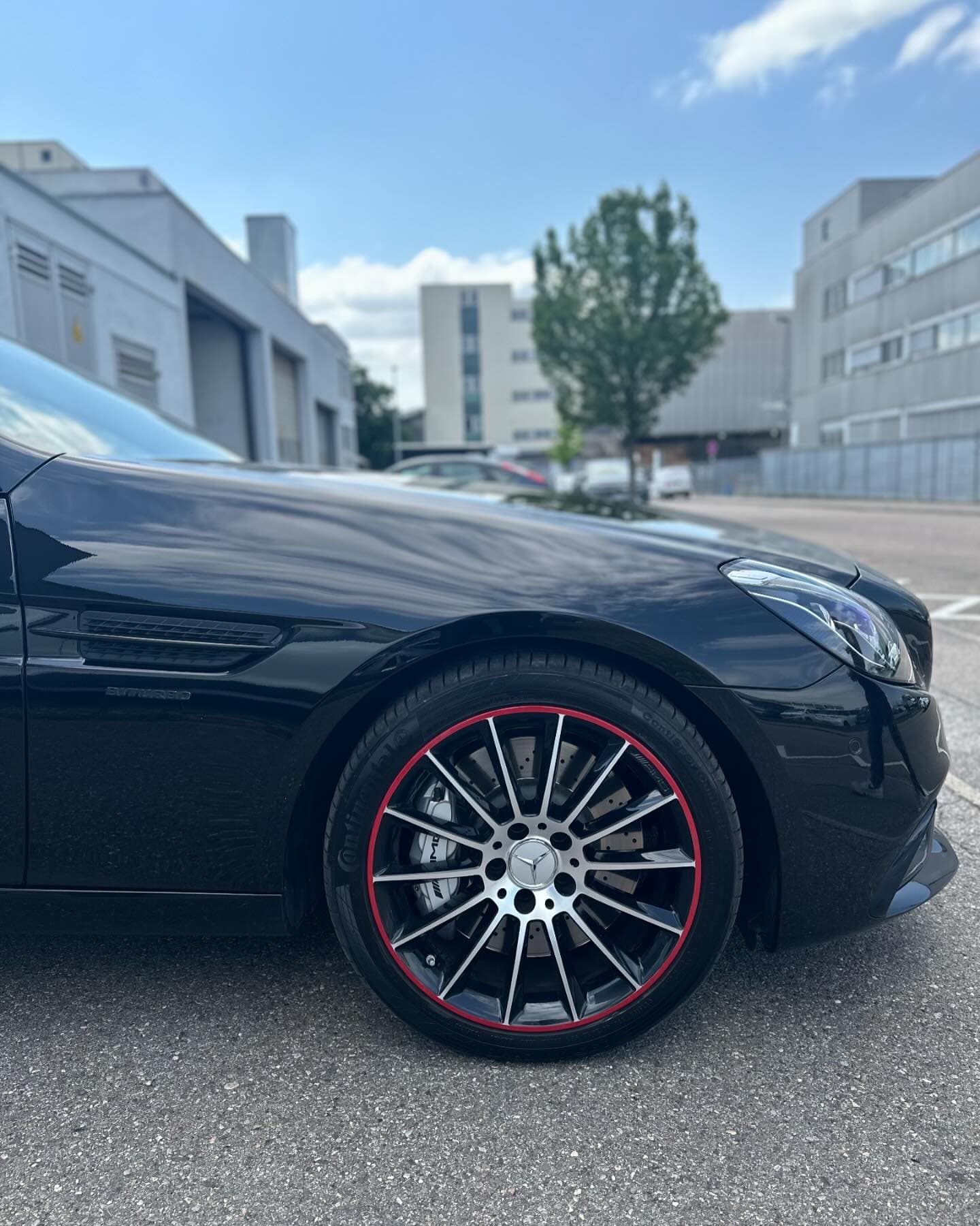 Heckpartie des schwarzen Mercedes-AMG SLC