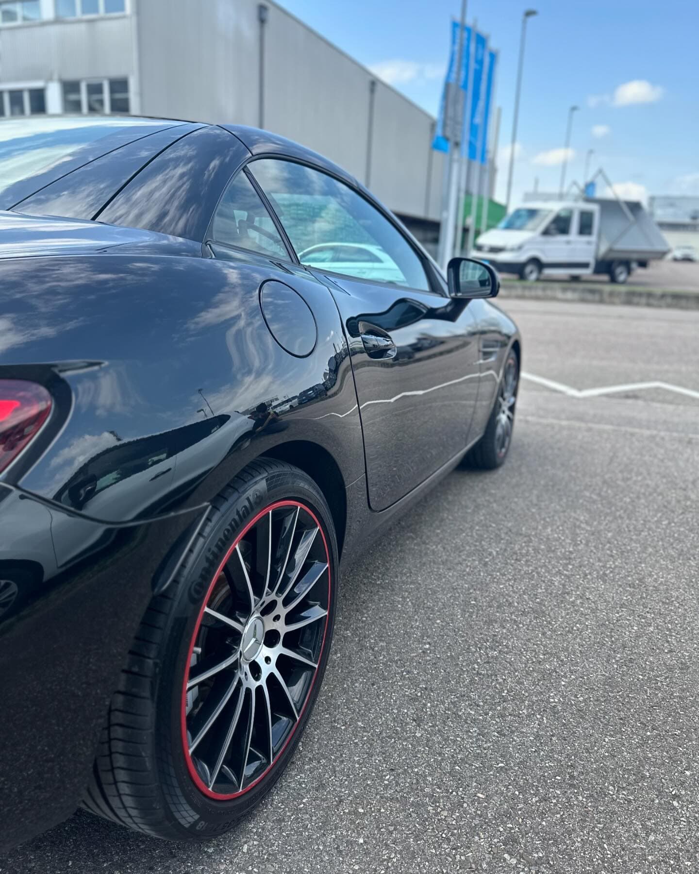 Der Mercedes-AMG SLC in voller Seitenansicht