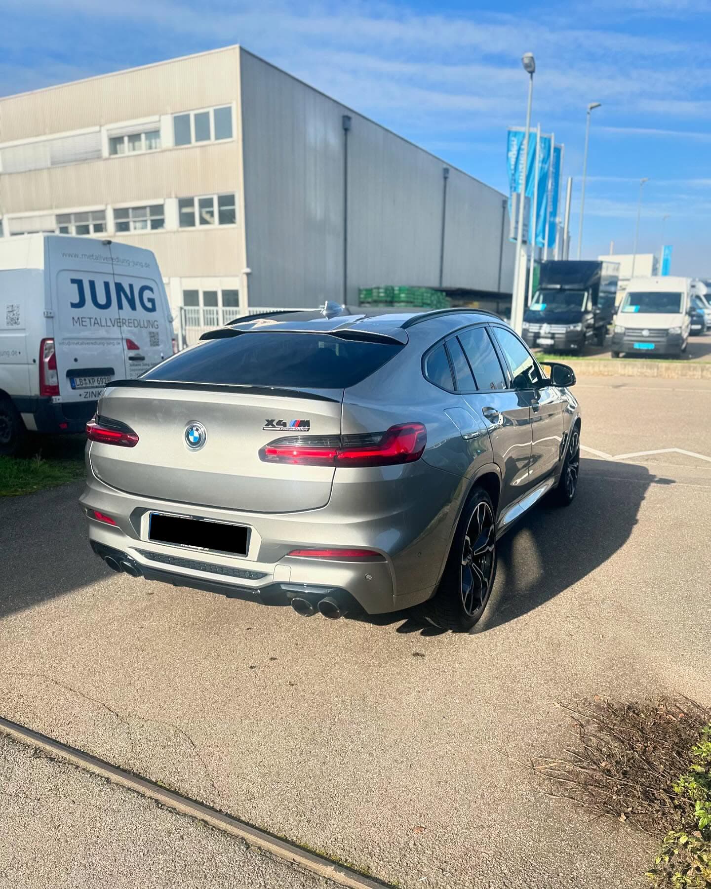 BMW X4 M Competition von hinten im Freien