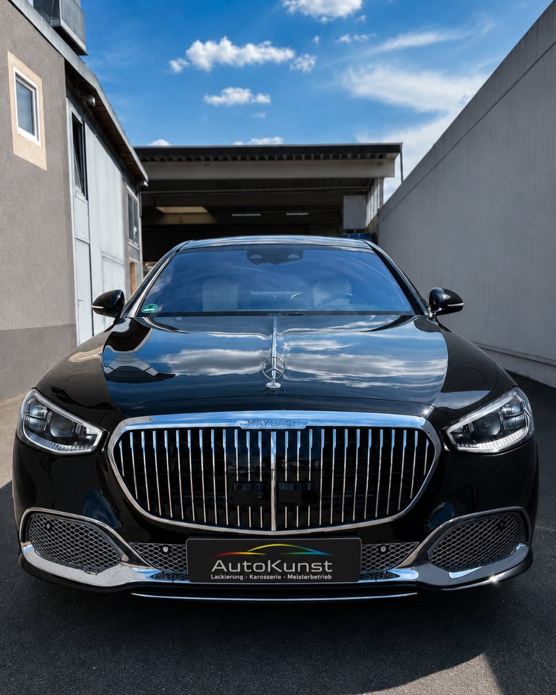 Frontansicht einer schwarzen Mercedes-Maybach S-Klasse vor der Werkstatt von Autokunst