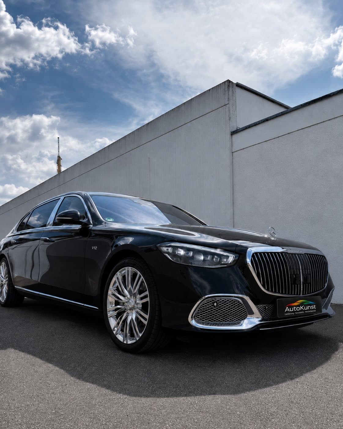 Seitliche Ansicht der schwarzen Mercedes-Maybach S-Klasse mit spiegelndem Lack