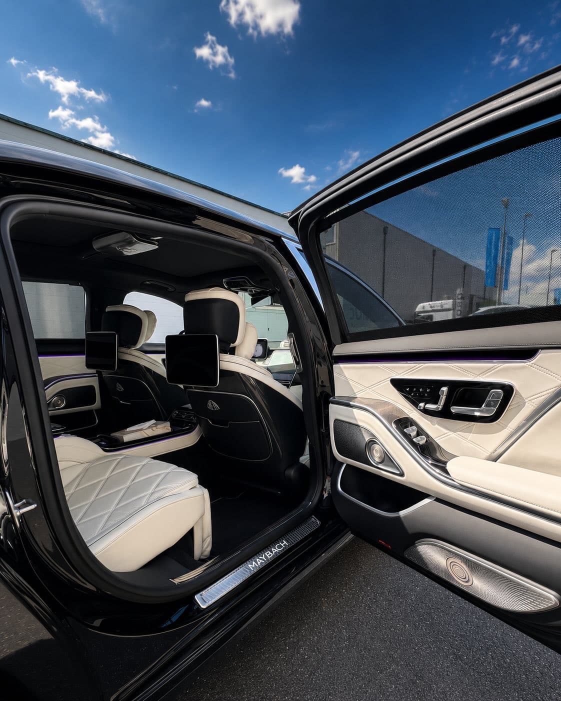 Geöffnete Fondtür der Maybach S-Klasse mit hellem Lederinterieur