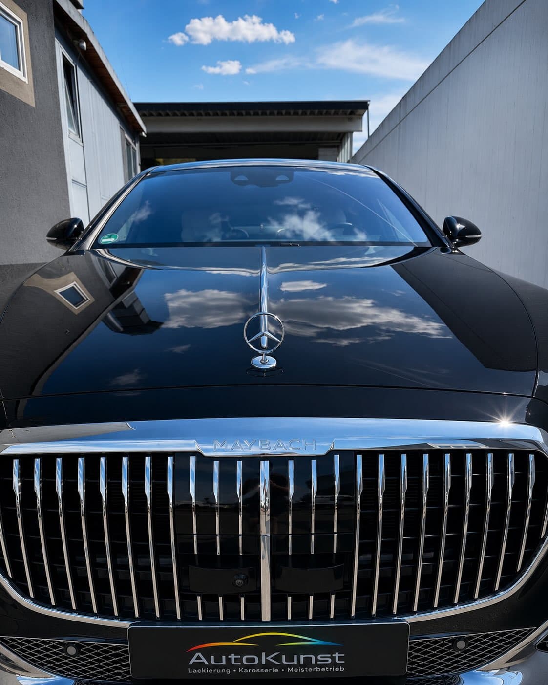 Front der Mercedes-Maybach S-Klasse mit Autokunst-Kennzeichen