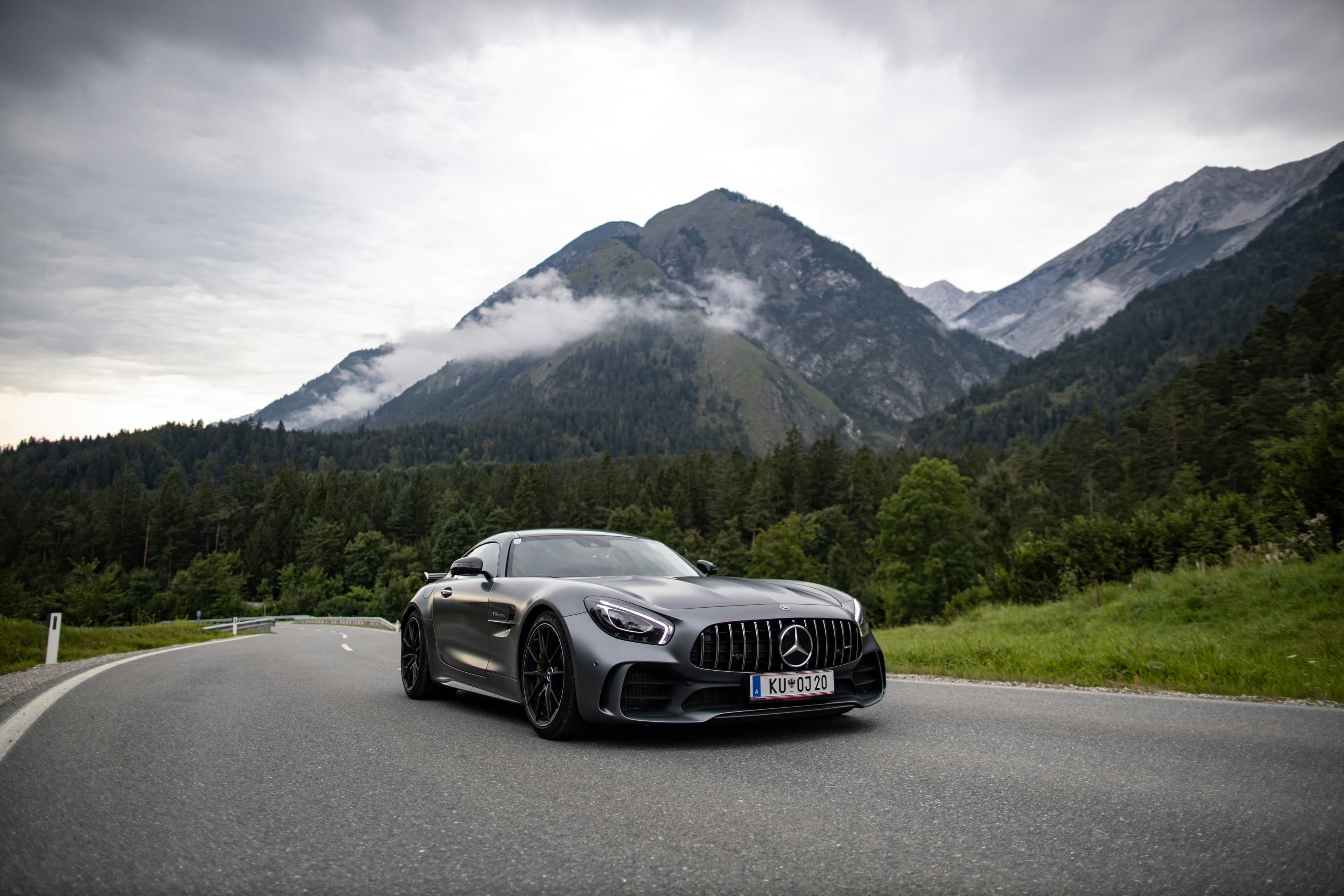 Mercedes-AMG GT R unterwegs auf einer Bergstraße
